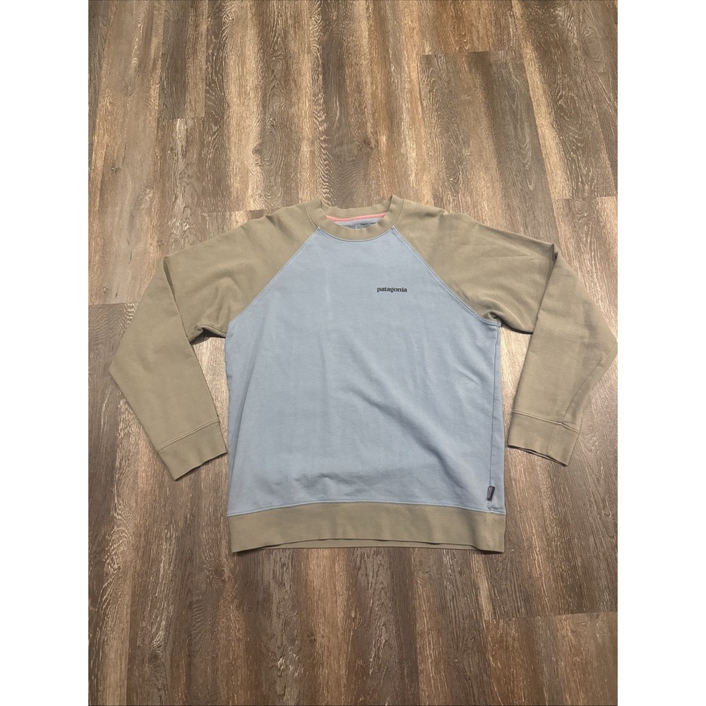 Patagonia Men's Medium P-6 Logo Long Sleeve pullover Crewneck Small Hole On Back